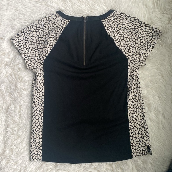 Banana republic short sleeve black-and-white printed top. Size medium. - Picture 5 of 8